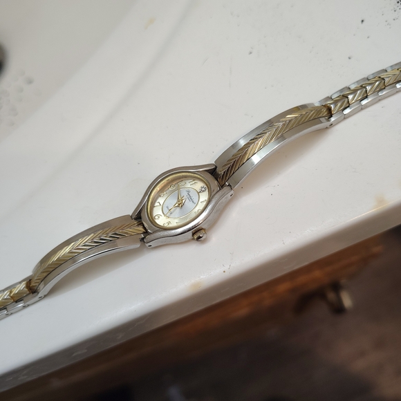 Precision Quartz Watch with Gold and Silver Tones - Picture 3 of 12